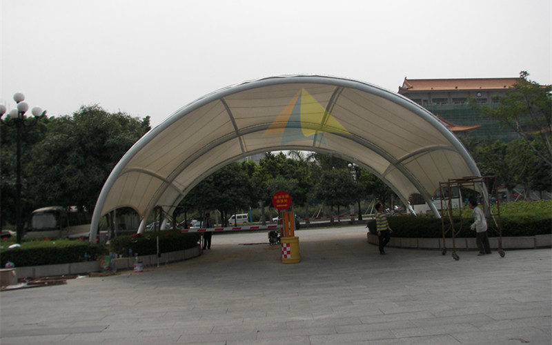 花都區(qū)政府停車場出入口雨棚膜結構工程